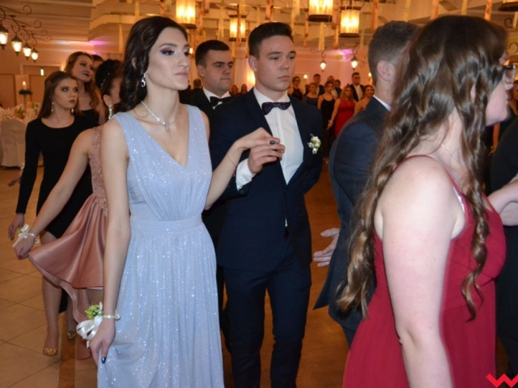 Matura coraz bliżej. Maturzyści „rolnika” zatańczyli poloneza