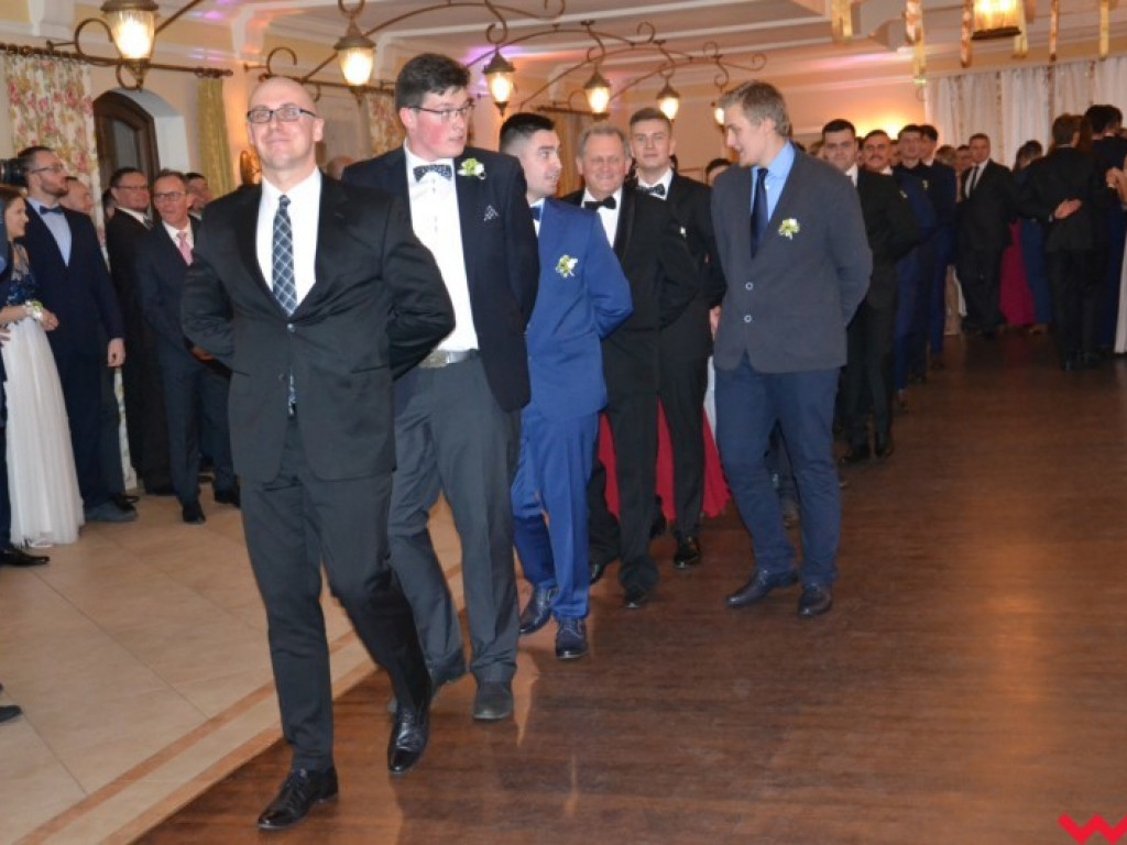 Matura coraz bliżej. Maturzyści „rolnika” zatańczyli poloneza