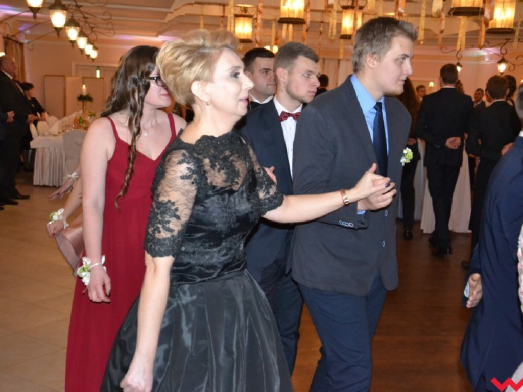 Matura coraz bliżej. Maturzyści „rolnika” zatańczyli poloneza