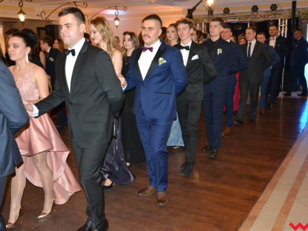 Matura coraz bliżej. Maturzyści „rolnika” zatańczyli poloneza