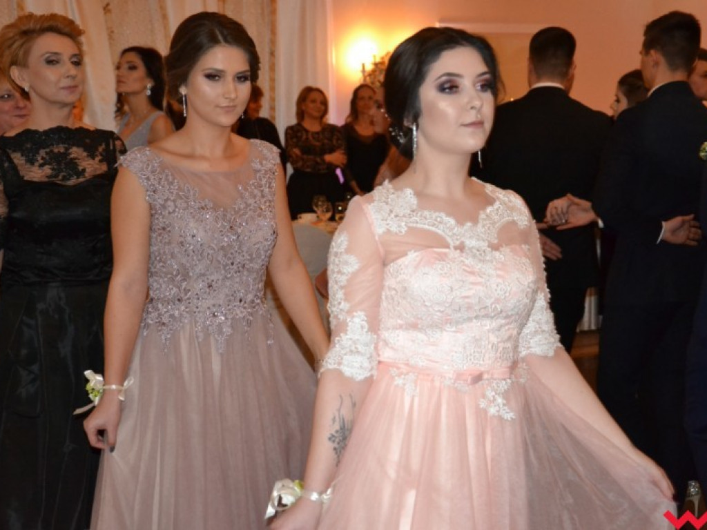 Matura coraz bliżej. Maturzyści „rolnika” zatańczyli poloneza