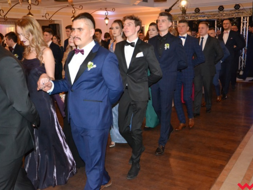 Matura coraz bliżej. Maturzyści „rolnika” zatańczyli poloneza