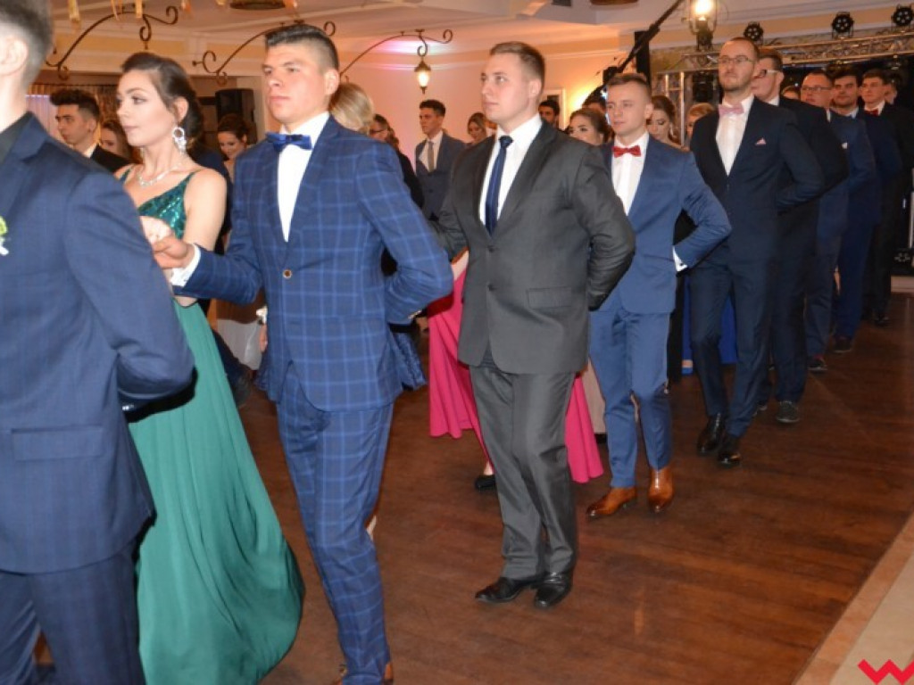 Matura coraz bliżej. Maturzyści „rolnika” zatańczyli poloneza