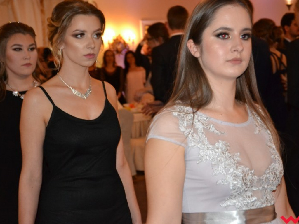 Matura coraz bliżej. Maturzyści „rolnika” zatańczyli poloneza