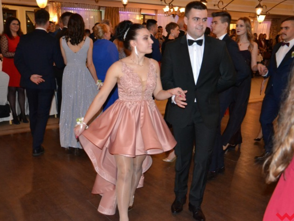 Matura coraz bliżej. Maturzyści „rolnika” zatańczyli poloneza