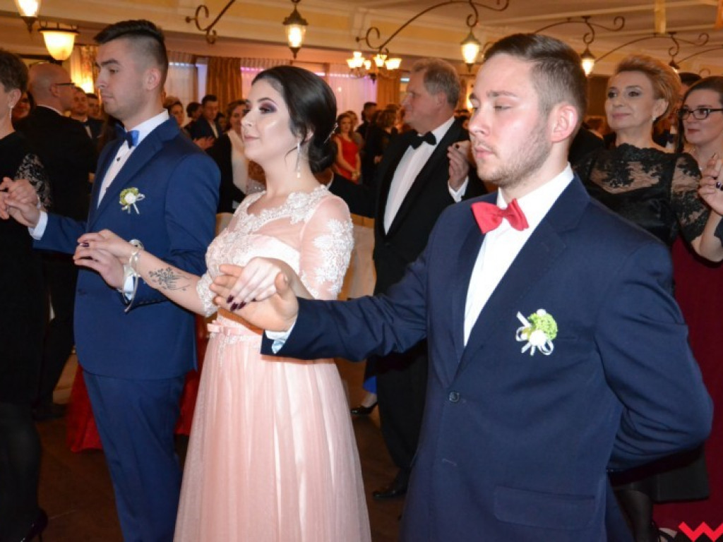 Matura coraz bliżej. Maturzyści „rolnika” zatańczyli poloneza