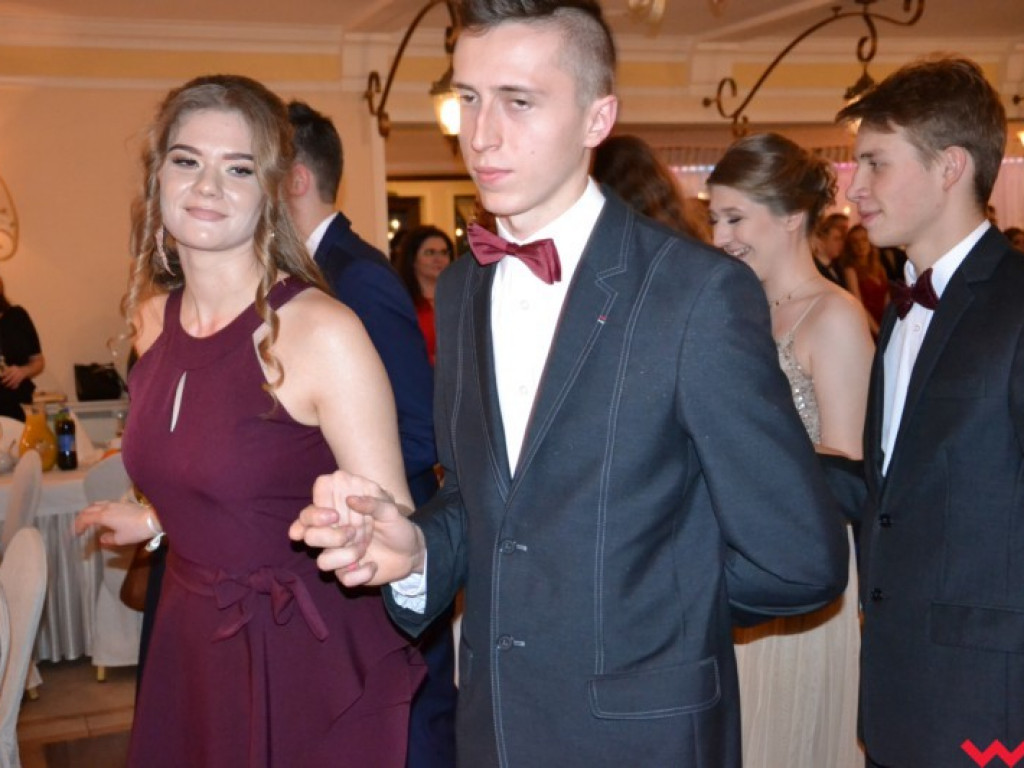 Matura coraz bliżej. Maturzyści „rolnika” zatańczyli poloneza