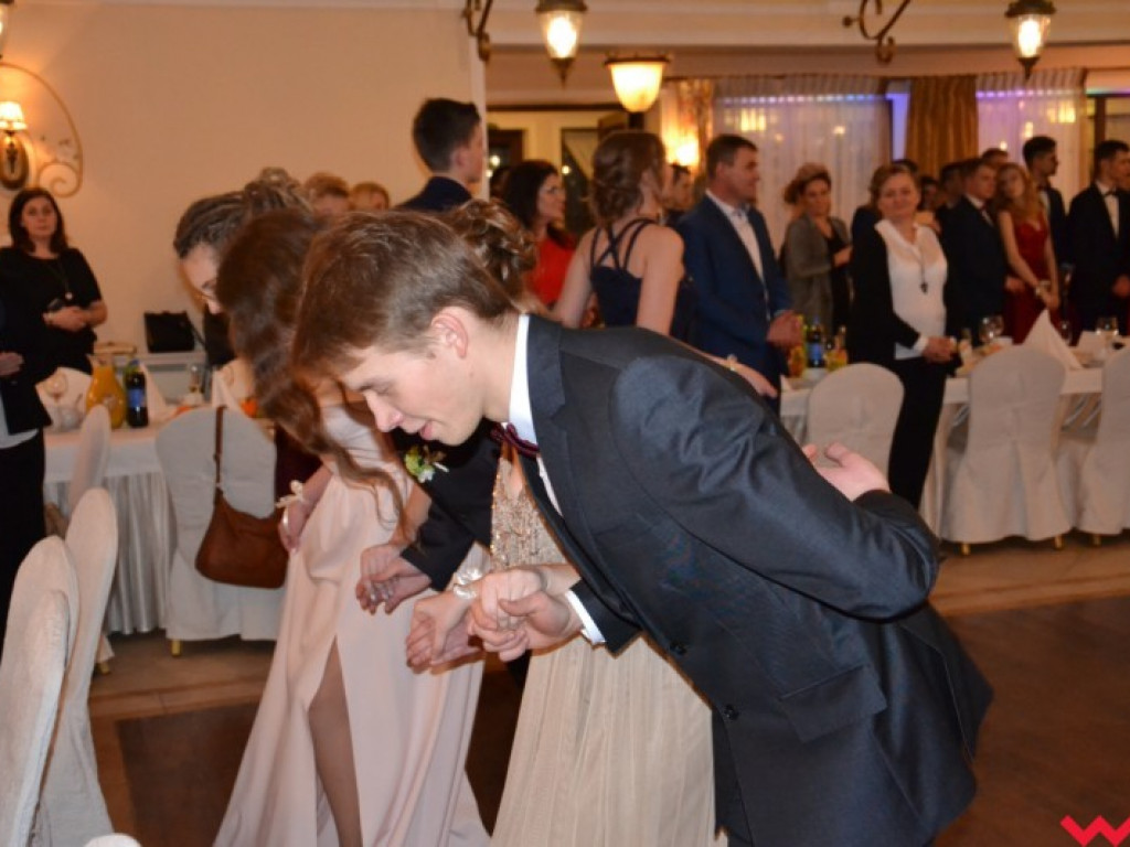 Matura coraz bliżej. Maturzyści „rolnika” zatańczyli poloneza