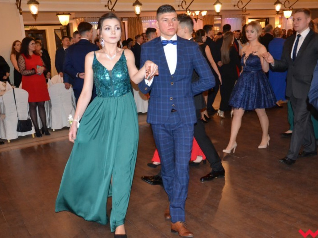 Matura coraz bliżej. Maturzyści „rolnika” zatańczyli poloneza