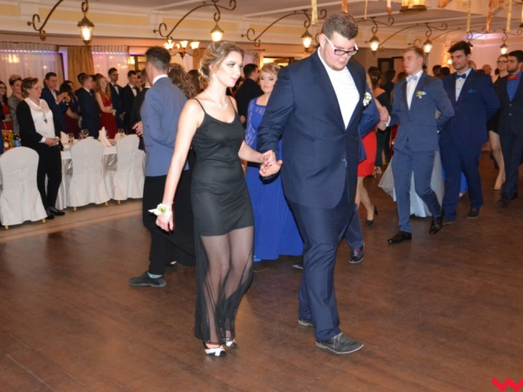 Matura coraz bliżej. Maturzyści „rolnika” zatańczyli poloneza