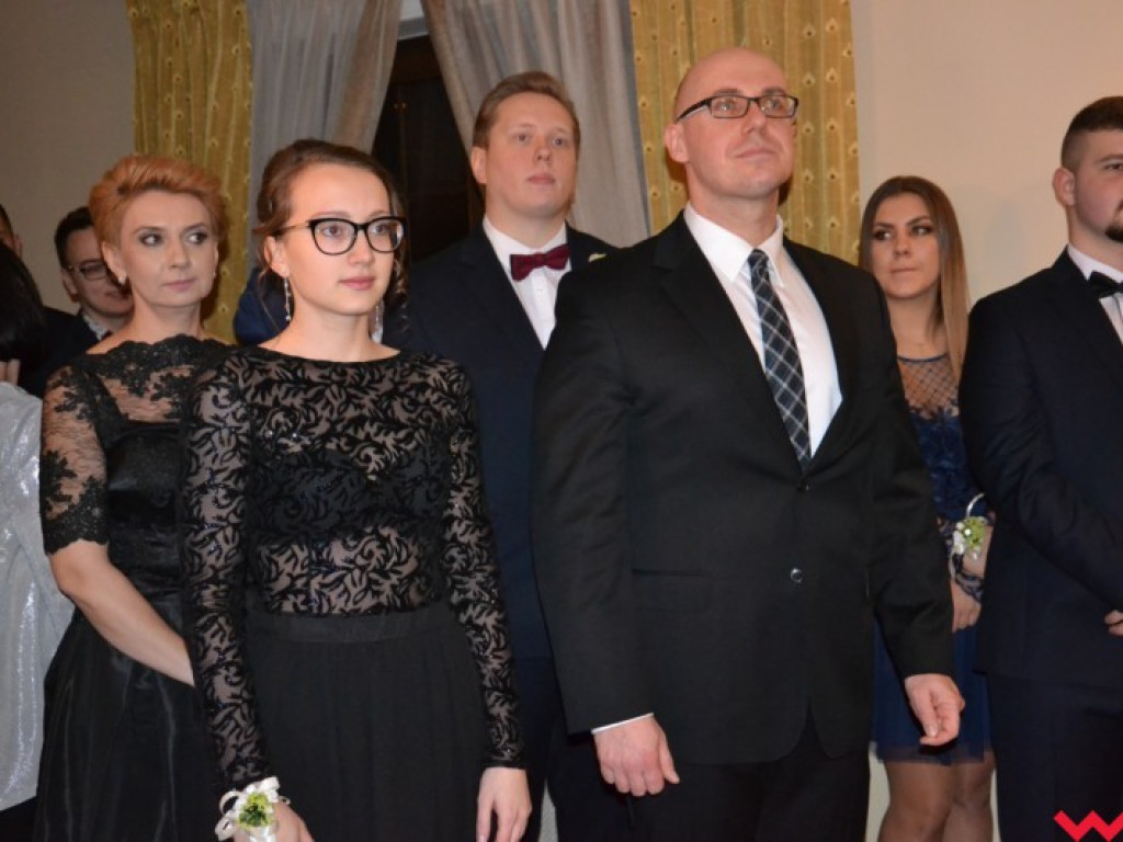 Matura coraz bliżej. Maturzyści „rolnika” zatańczyli poloneza