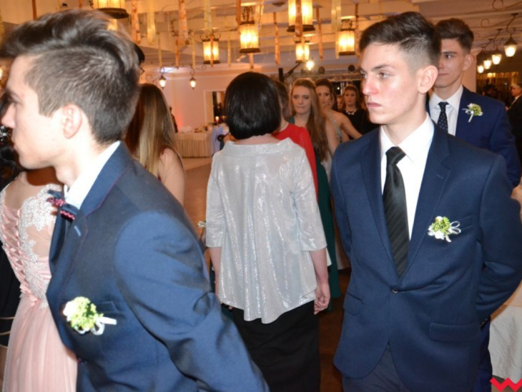 Matura coraz bliżej. Maturzyści „rolnika” zatańczyli poloneza