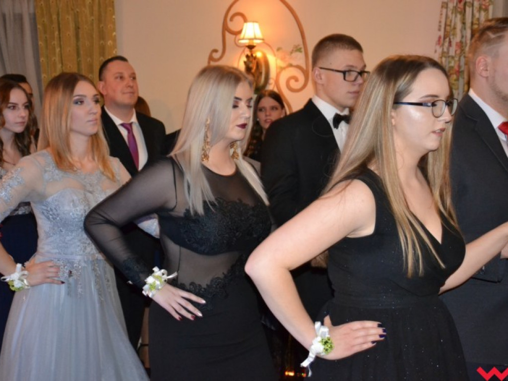Matura coraz bliżej. Maturzyści „rolnika” zatańczyli poloneza