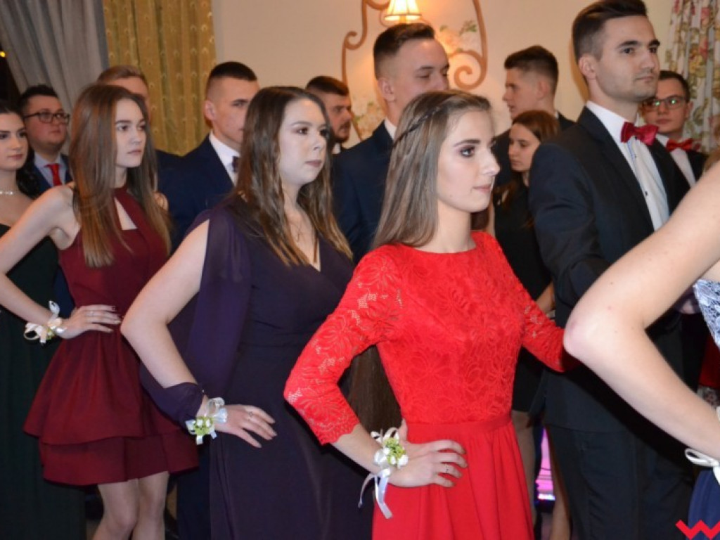 Matura coraz bliżej. Maturzyści „rolnika” zatańczyli poloneza