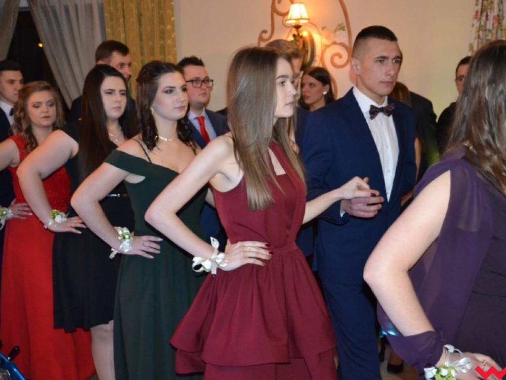 Matura coraz bliżej. Maturzyści „rolnika” zatańczyli poloneza
