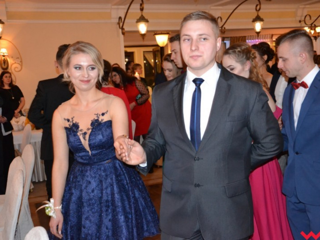 Matura coraz bliżej. Maturzyści „rolnika” zatańczyli poloneza