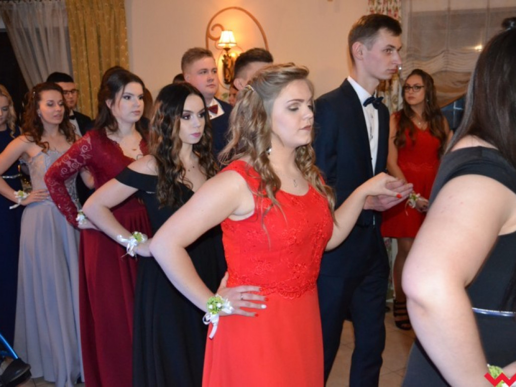 Matura coraz bliżej. Maturzyści „rolnika” zatańczyli poloneza