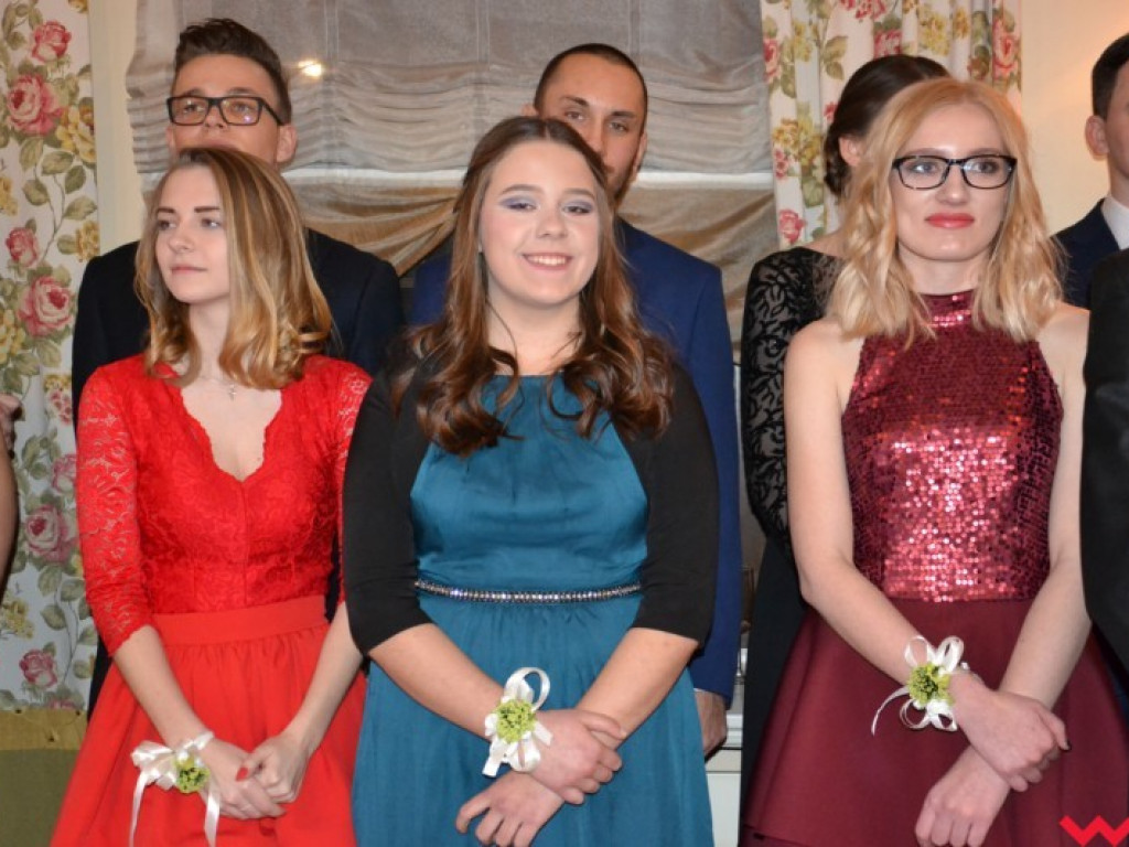 Matura coraz bliżej. Maturzyści „rolnika” zatańczyli poloneza