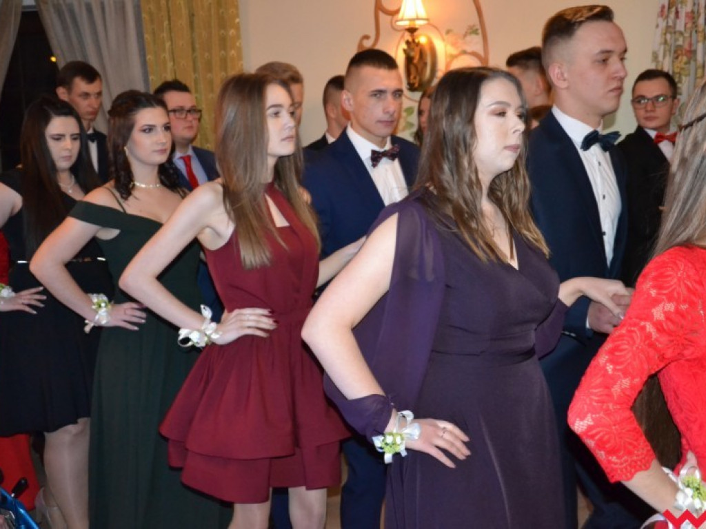 Matura coraz bliżej. Maturzyści „rolnika” zatańczyli poloneza