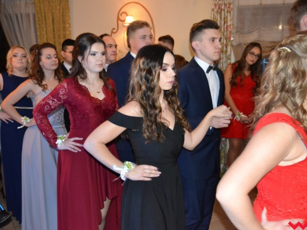 Matura coraz bliżej. Maturzyści „rolnika” zatańczyli poloneza