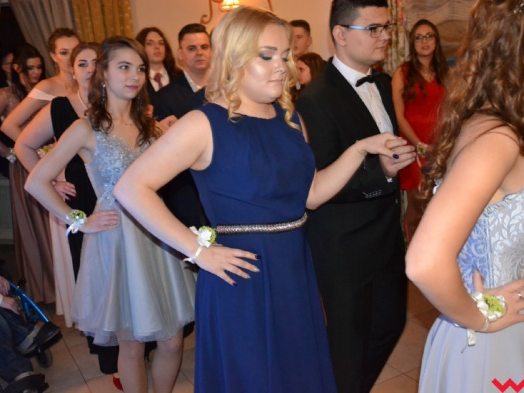 Matura coraz bliżej. Maturzyści „rolnika” zatańczyli poloneza