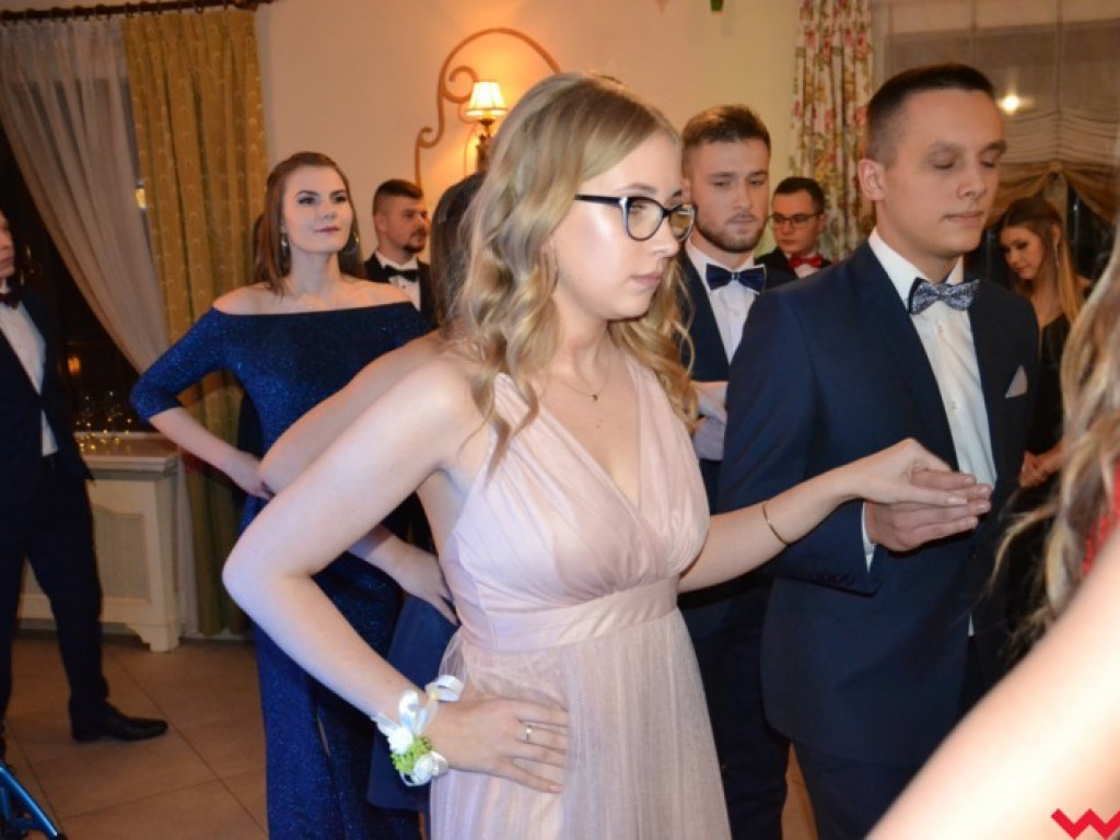 Matura coraz bliżej. Maturzyści „rolnika” zatańczyli poloneza