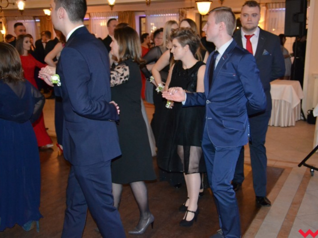 Matura coraz bliżej. Maturzyści „rolnika” zatańczyli poloneza