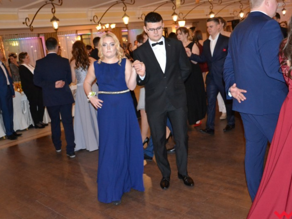 Matura coraz bliżej. Maturzyści „rolnika” zatańczyli poloneza