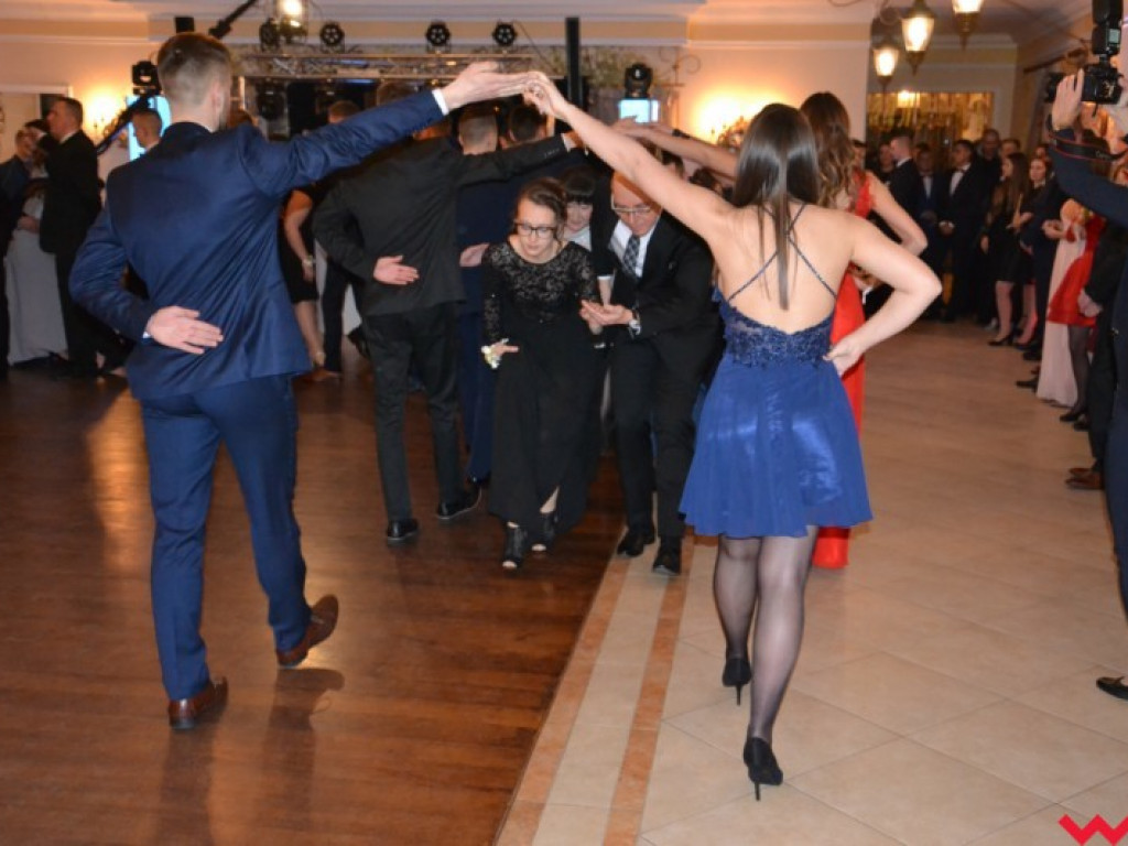 Matura coraz bliżej. Maturzyści „rolnika” zatańczyli poloneza
