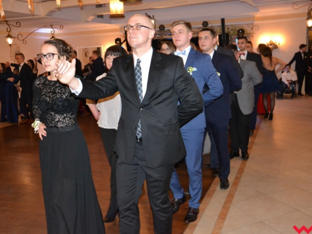 Matura coraz bliżej. Maturzyści „rolnika” zatańczyli poloneza