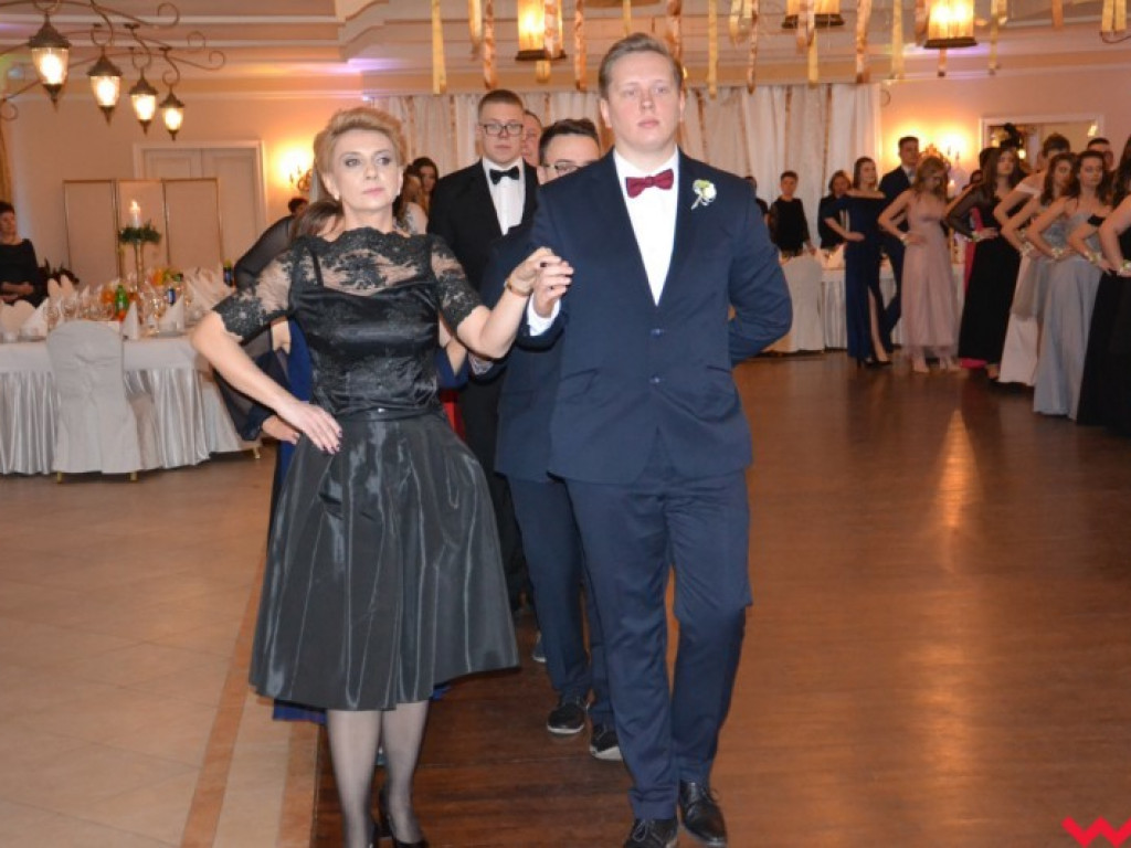 Matura coraz bliżej. Maturzyści „rolnika” zatańczyli poloneza