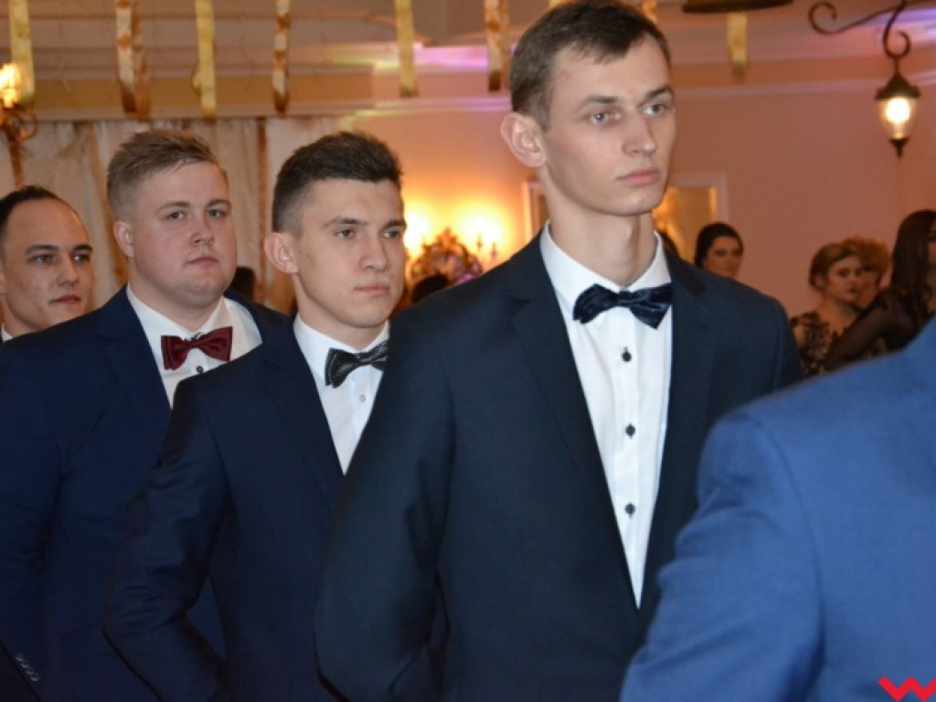 Matura coraz bliżej. Maturzyści „rolnika” zatańczyli poloneza