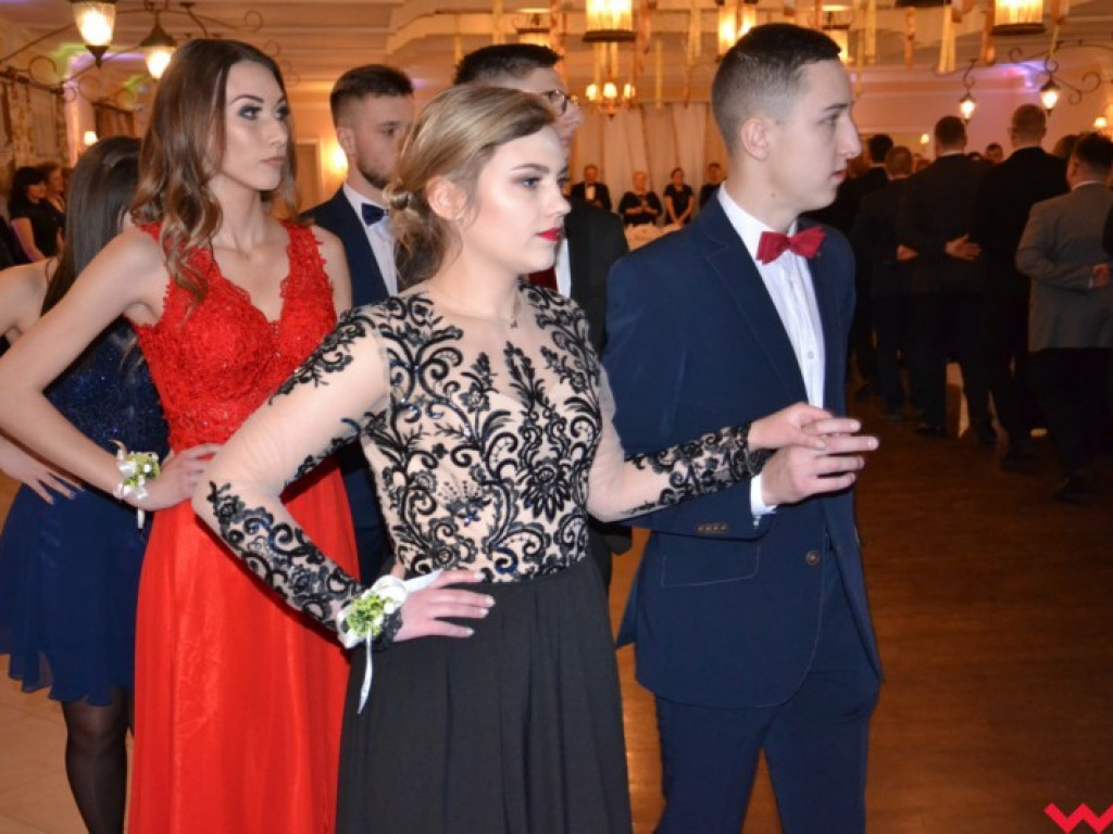 Matura coraz bliżej. Maturzyści „rolnika” zatańczyli poloneza