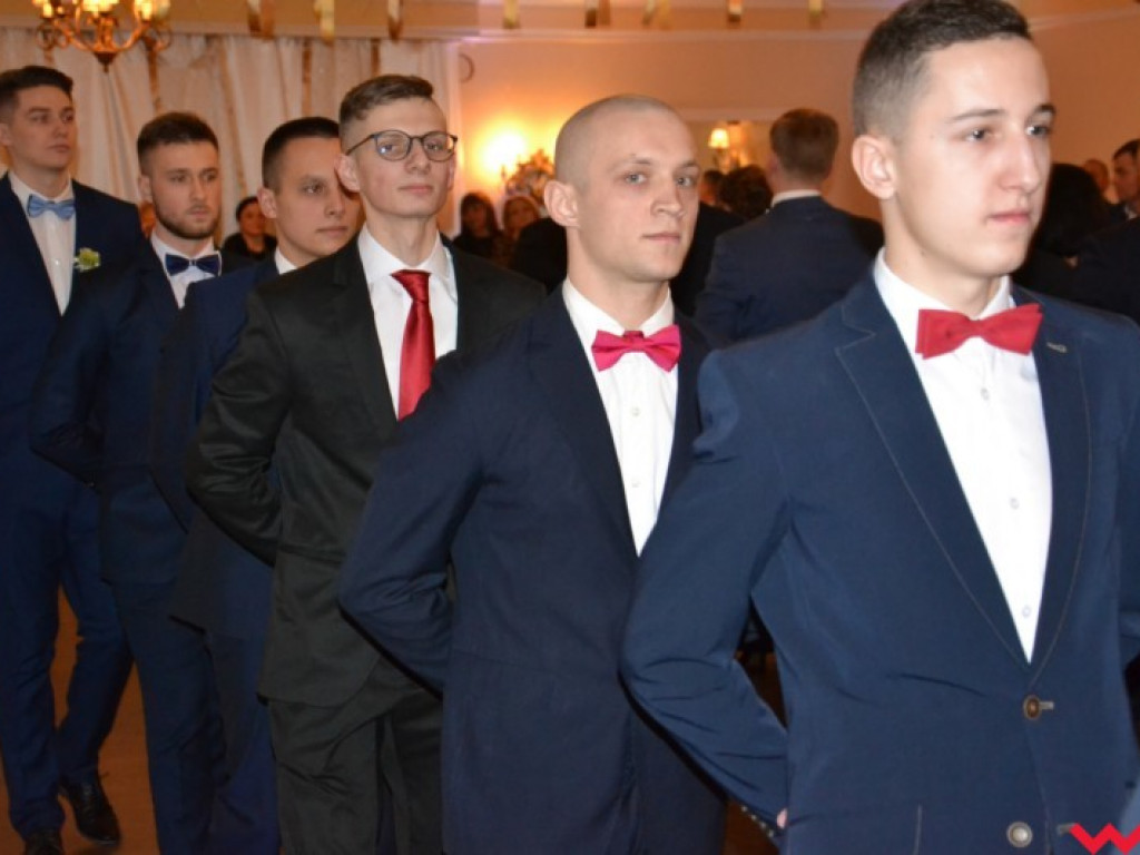 Matura coraz bliżej. Maturzyści „rolnika” zatańczyli poloneza