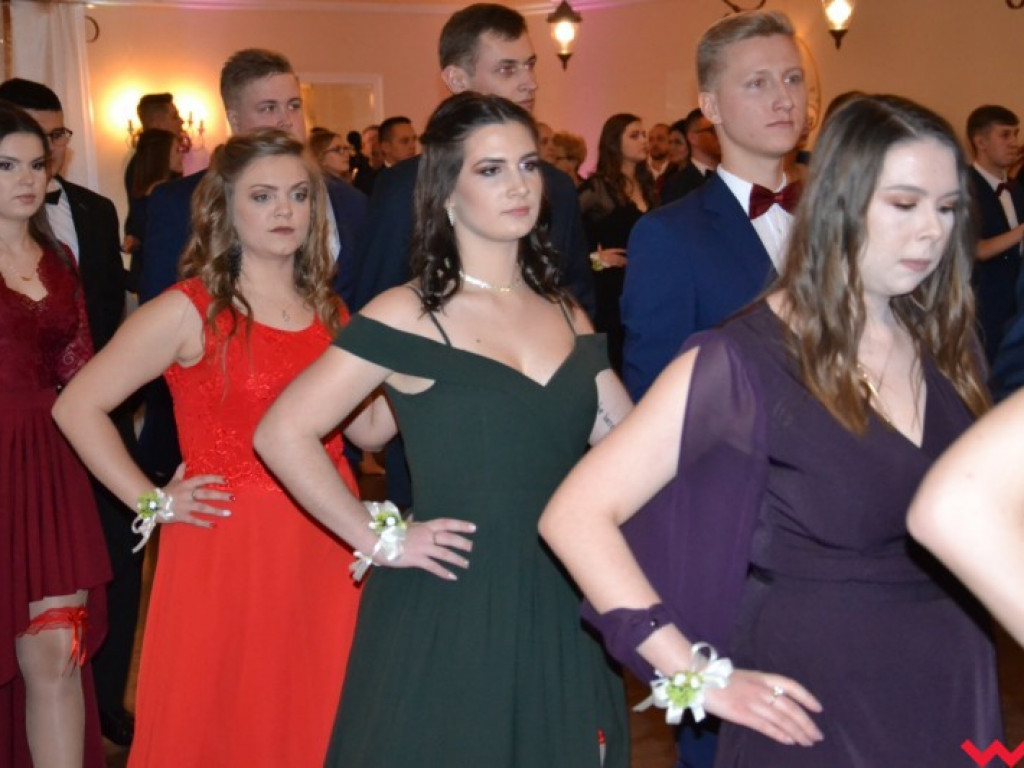Matura coraz bliżej. Maturzyści „rolnika” zatańczyli poloneza