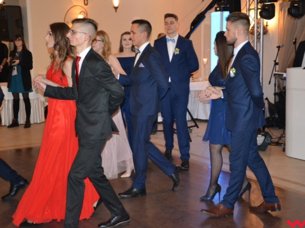 Matura coraz bliżej. Maturzyści „rolnika” zatańczyli poloneza