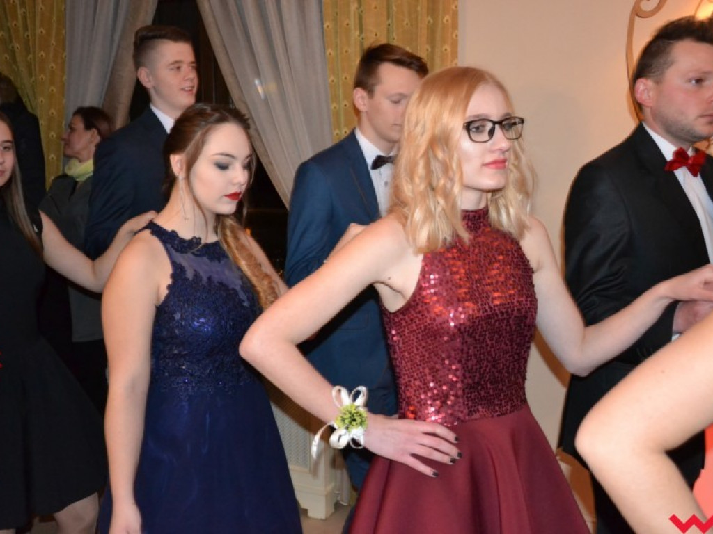 Matura coraz bliżej. Maturzyści „rolnika” zatańczyli poloneza