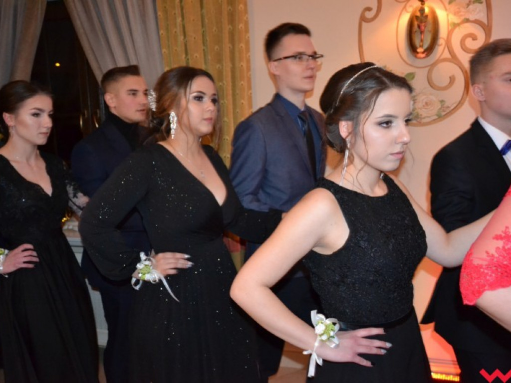 Matura coraz bliżej. Maturzyści „rolnika” zatańczyli poloneza