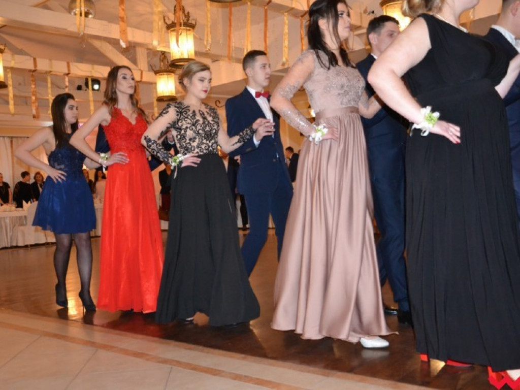 Matura coraz bliżej. Maturzyści „rolnika” zatańczyli poloneza