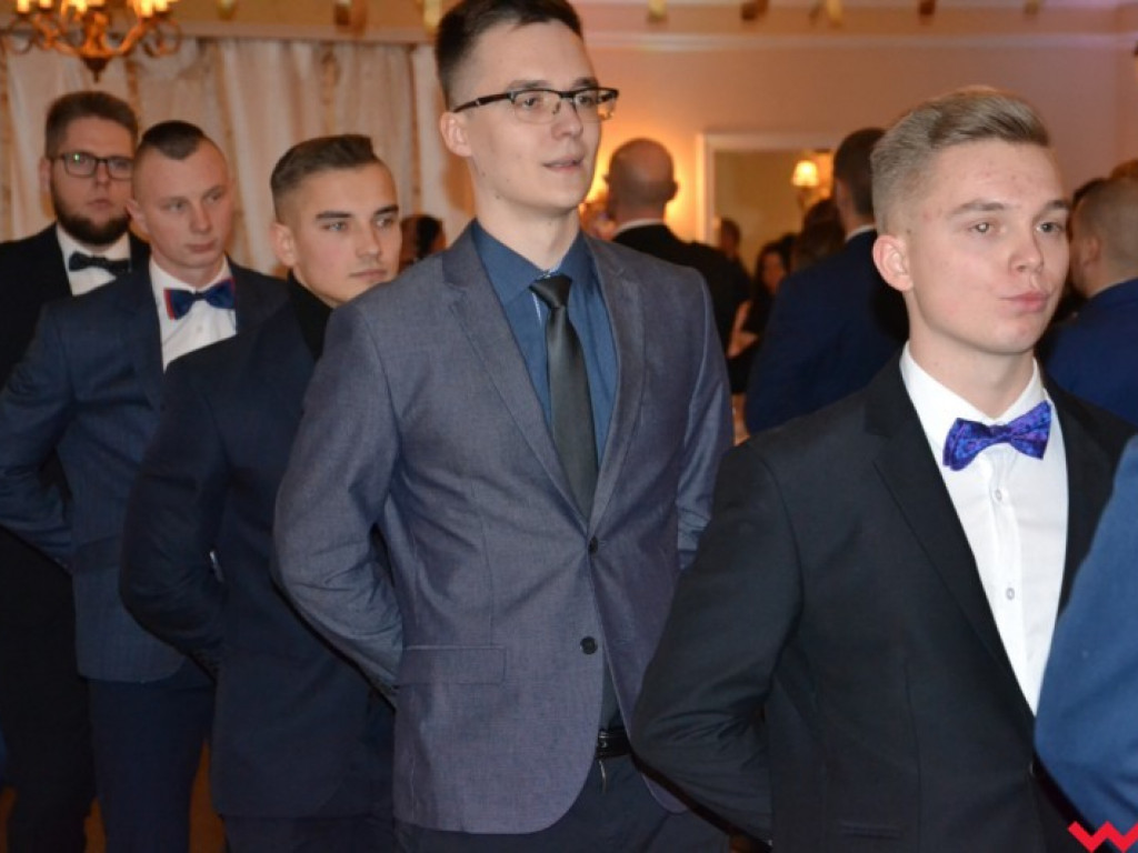 Matura coraz bliżej. Maturzyści „rolnika” zatańczyli poloneza