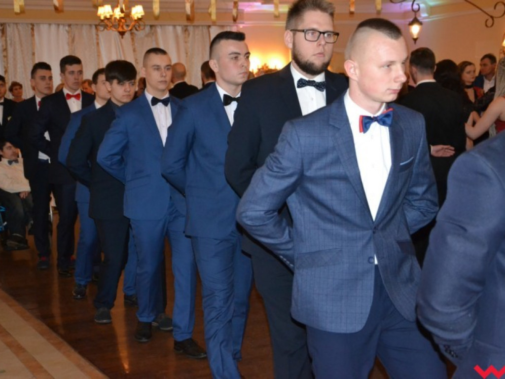 Matura coraz bliżej. Maturzyści „rolnika” zatańczyli poloneza