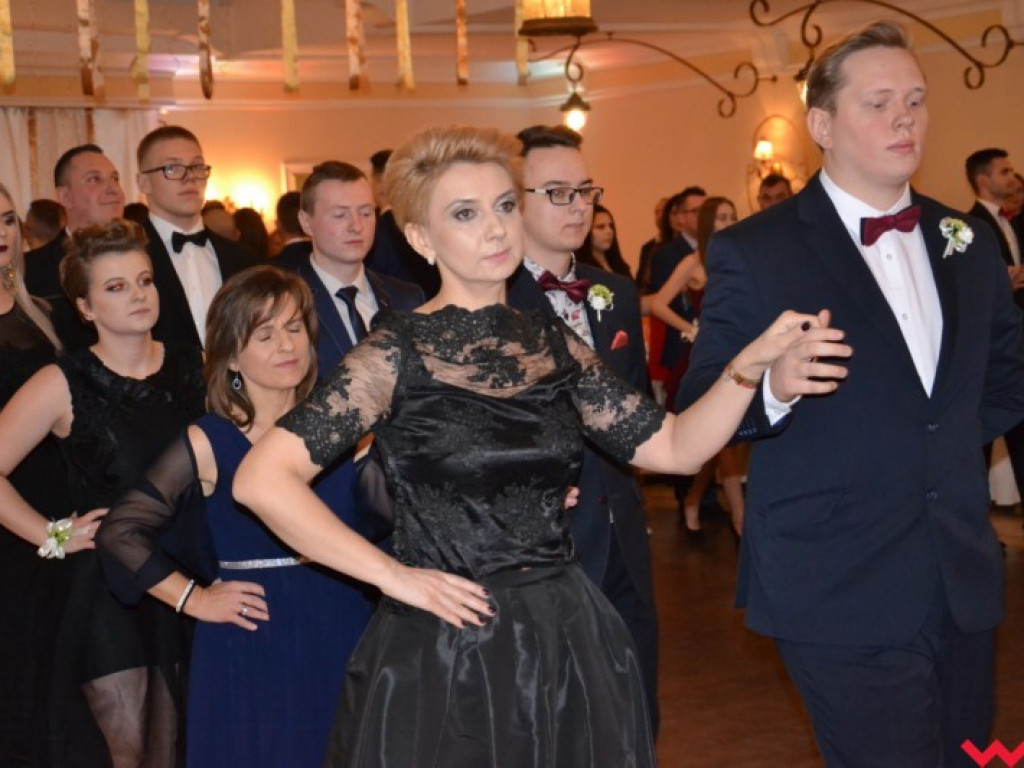 Matura coraz bliżej. Maturzyści „rolnika” zatańczyli poloneza