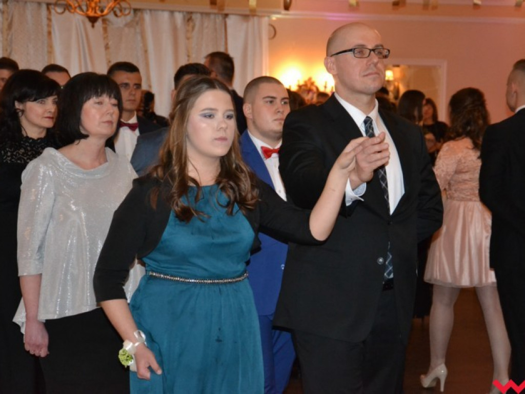 Matura coraz bliżej. Maturzyści „rolnika” zatańczyli poloneza