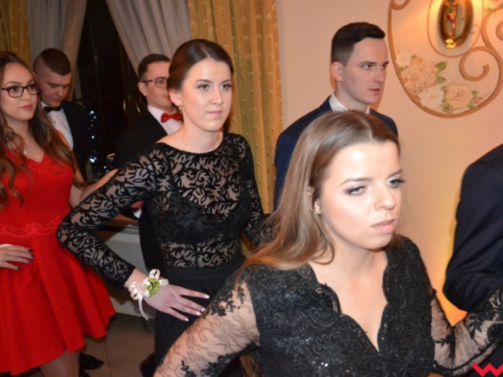 Matura coraz bliżej. Maturzyści „rolnika” zatańczyli poloneza