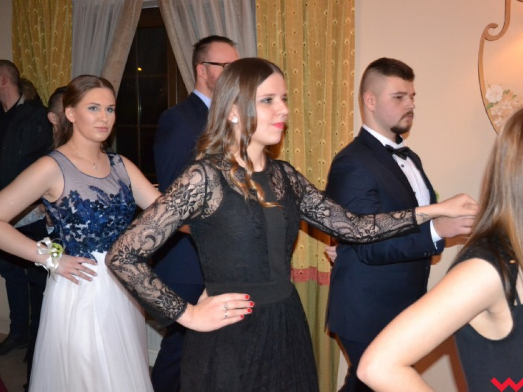 Matura coraz bliżej. Maturzyści „rolnika” zatańczyli poloneza