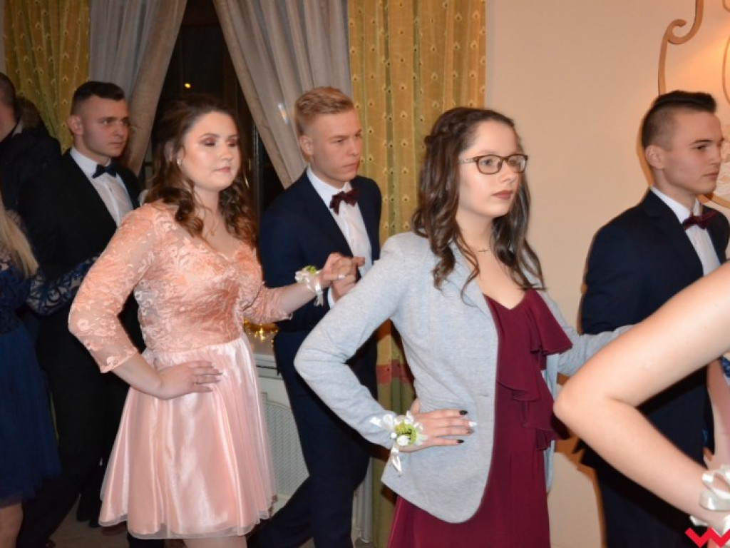 Matura coraz bliżej. Maturzyści „rolnika” zatańczyli poloneza