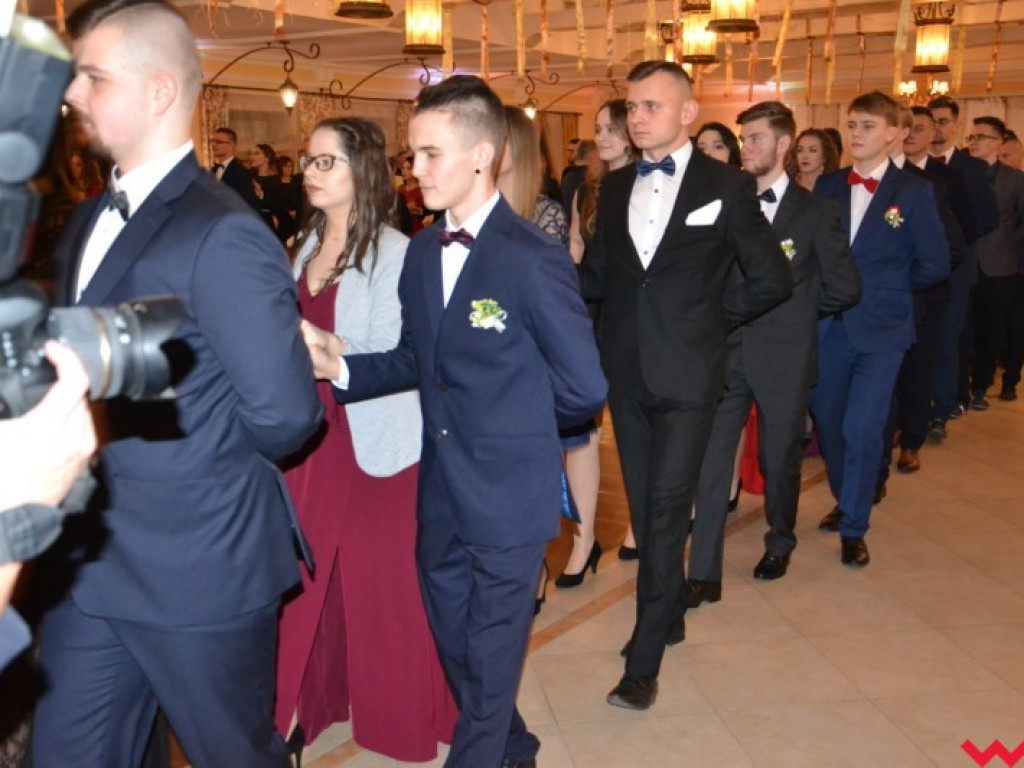 Matura coraz bliżej. Maturzyści „rolnika” zatańczyli poloneza
