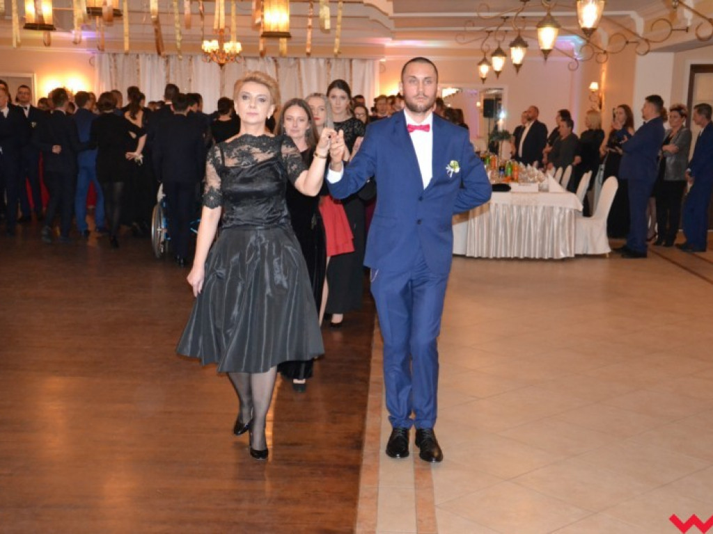 Matura coraz bliżej. Maturzyści „rolnika” zatańczyli poloneza