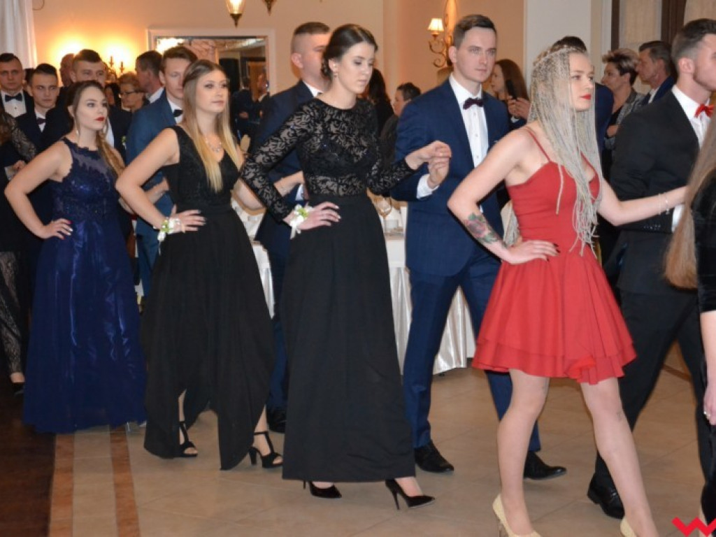 Matura coraz bliżej. Maturzyści „rolnika” zatańczyli poloneza