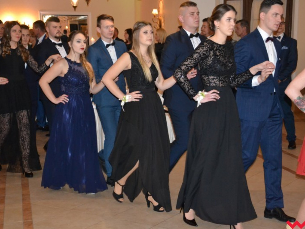 Matura coraz bliżej. Maturzyści „rolnika” zatańczyli poloneza